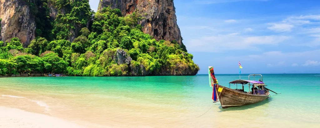 Billede af en lækker strand i Thailand, men husk at der kan være coronarestriktioner